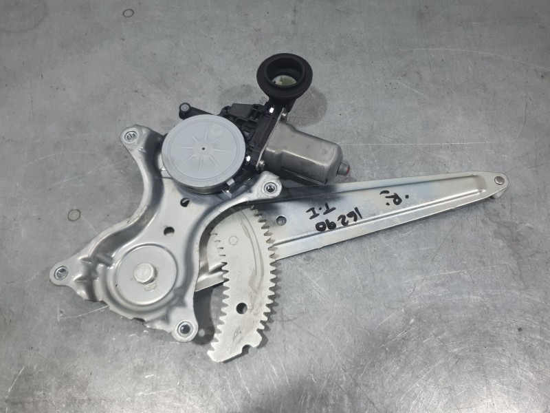 Recambio de elevalunas trasero izquierdo para toyota rav 4 exclusive referencia OEM IAM 6980442050 MONTADA EN PUERTA 