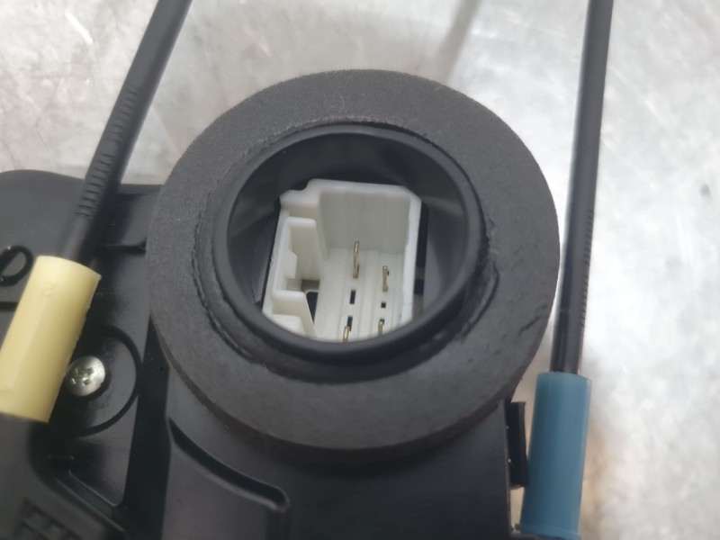 Recambio de cerradura puerta trasera izquierda para toyota rav 4 exclusive referencia OEM IAM 6906042021 MONTADA EN PUERTA 4C504