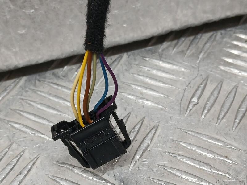 Recambio de retrovisor izquierdo para skoda fabia ambition referencia OEM IAM 6V1857507C  ELECTRICO 6PINS