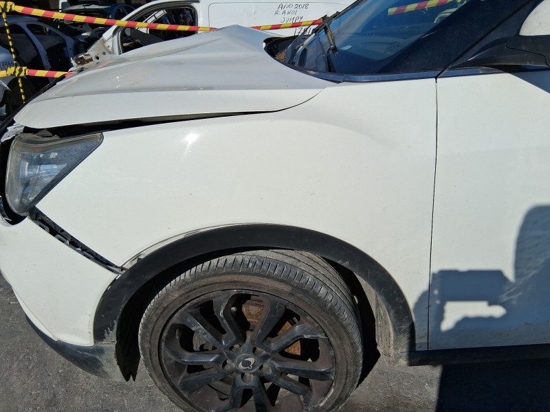 Recambio de aleta delantera izquierda para ssangyong tivoli 1.6 xdi 160 referencia OEM IAM 5181135010  