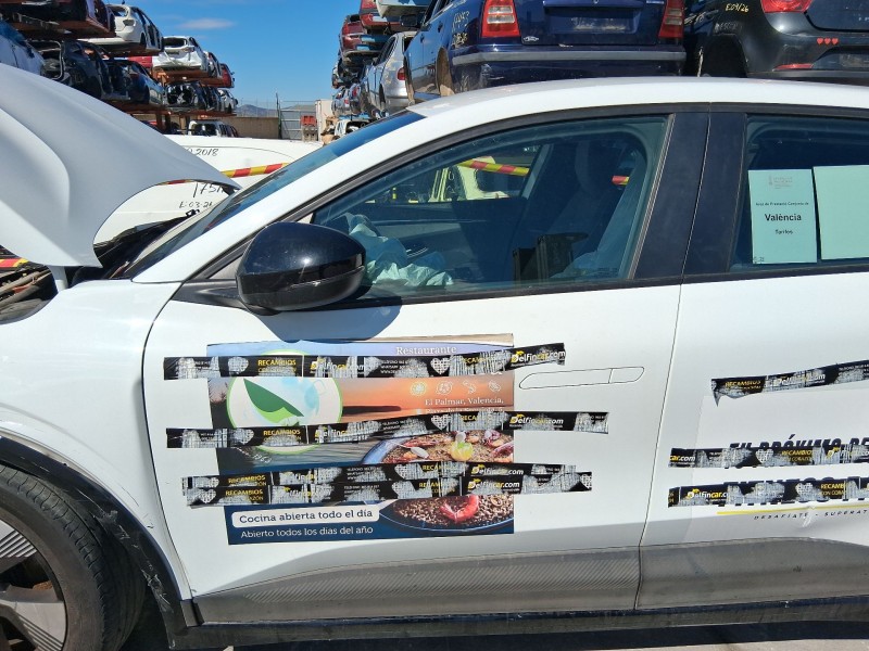 Recambio de puerta delantera izquierda para renault megane e-tech suv ev60 referencia OEM IAM 801018091R  