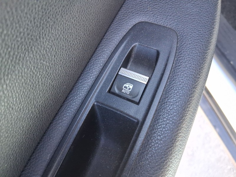 Recambio de mando elevalunas trasero izquierdo para renault megane e-tech suv ev60 referencia OEM IAM 254201060R  