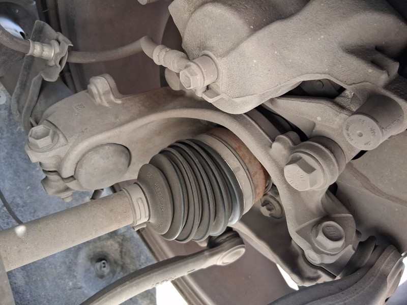 Recambio de mangueta delantera izquierda para renault megane e-tech suv ev60 referencia OEM IAM 400155MZ1A  