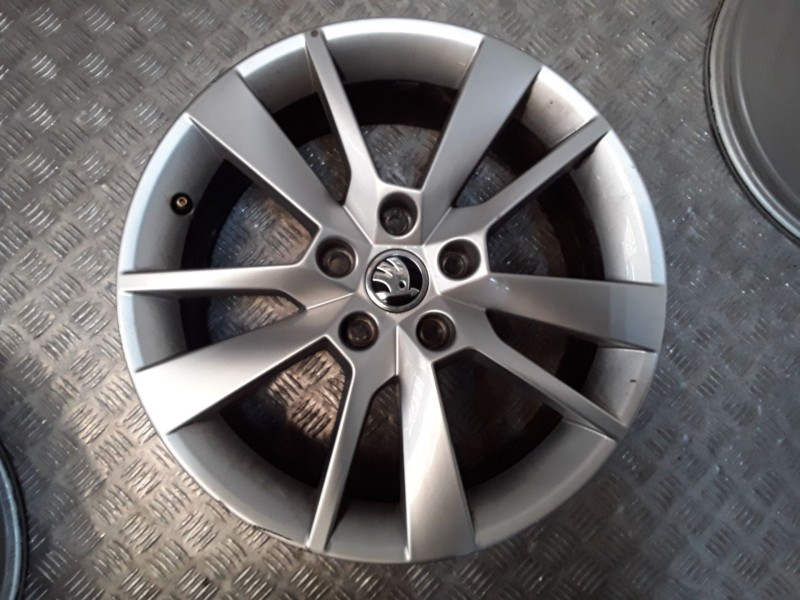 Recambio de juego llantas aluminio para skoda octavia iii (5e3, nl3, nr3) 1.5 tsi referencia OEM IAM 7X17 5 TORN ET49 ROZADAS AL