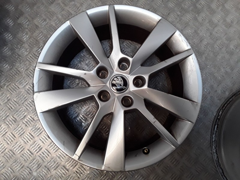 Recambio de juego llantas aluminio para skoda octavia iii (5e3, nl3, nr3) 1.5 tsi referencia OEM IAM 7X17 5 TORN ET49 ROZADAS AL