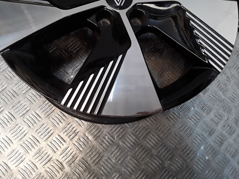 Recambio de juego llantas aluminio para renault megane e-tech suv ev60 referencia OEM IAM 7X18 5 TORN ET34 ROZADAS ALUMINIO