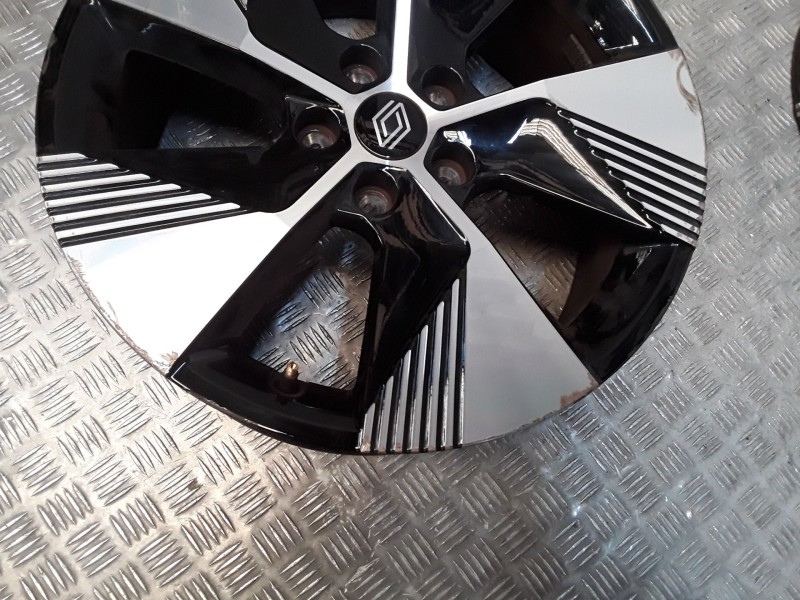 Recambio de juego llantas aluminio para renault megane e-tech suv ev60 referencia OEM IAM 7X18 5 TORN ET34 ROZADAS ALUMINIO