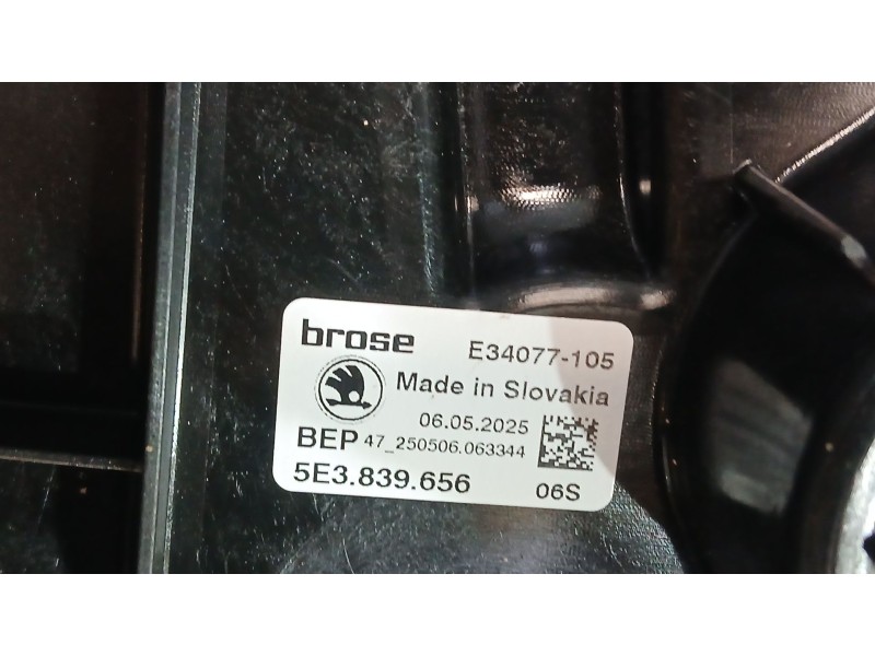 Recambio de elevalunas trasero derecho para skoda octavia iv (nx3, nn3, pv3) 1.5 tsi referencia OEM IAM 5E3839462  