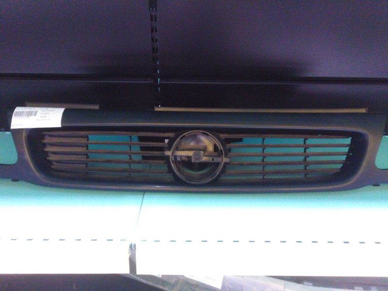 Recambio de rejilla delantera para opel astra f berlina referencia OEM IAM OP0152001 25 EUROS GEIMEX