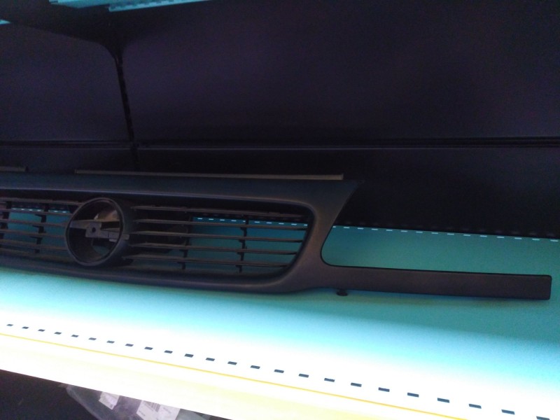 Recambio de rejilla delantera para opel astra f berlina referencia OEM IAM OP0152001 25 EUROS GEIMEX