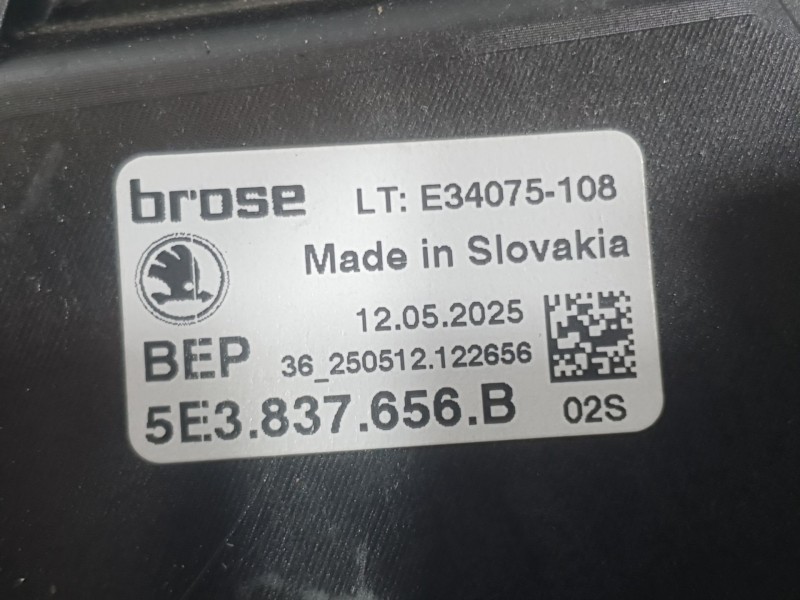 Recambio de elevalunas delantero derecho para skoda octavia iv (nx3, nn3, pv3) 1.5 tsi referencia OEM IAM 5E3837656B E34075108 B