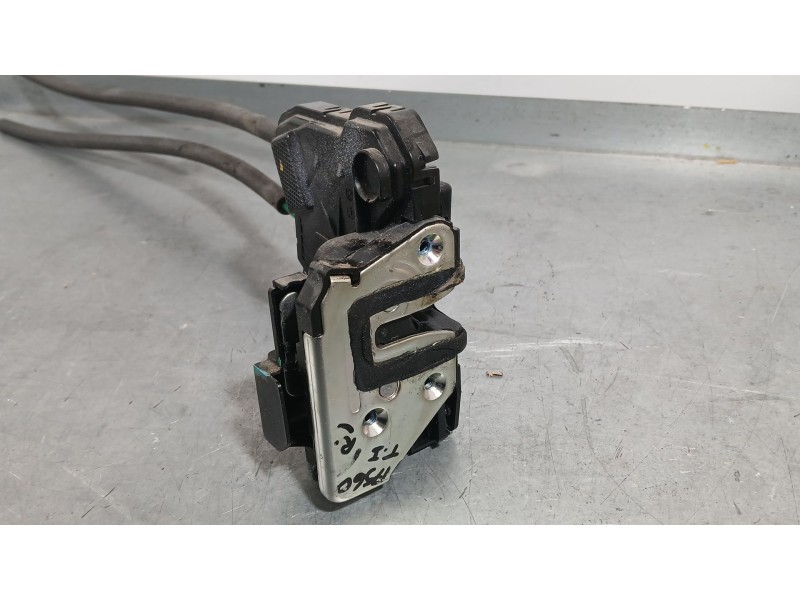 Recambio de cerradura puerta trasera izquierda para ssangyong tivoli 1.6 xdi 160 referencia OEM IAM 7131035001  