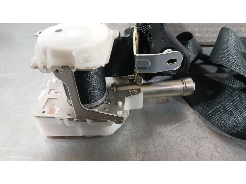 Recambio de pretensor airbag trasero izquierdo para toyota yaris (_p13_) 1.5 (nsp131_) referencia OEM IAM 733700D171C2  