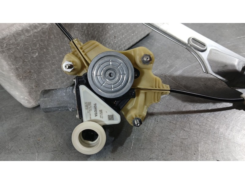 Recambio de elevalunas trasero derecho para toyota c-hr (_x1_) 2.0 hybrid (maxh10)10 referencia OEM IAM 69830F4050 7 PINS 554181