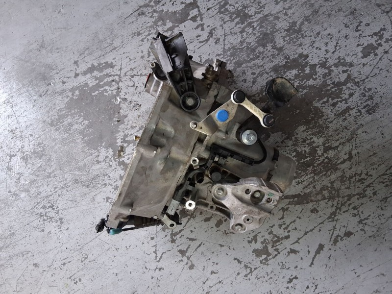 Recambio de caja cambios para citroën c3 iii (sx) 1.2 puretech 82 referencia OEM IAM 20A704 5VELOCIDADES 1474289