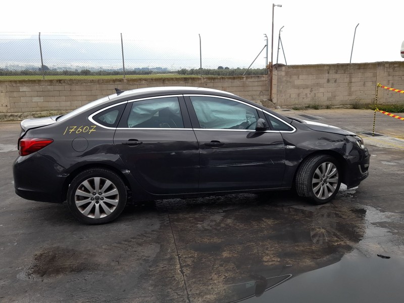 opel astra j sedán del año 2014