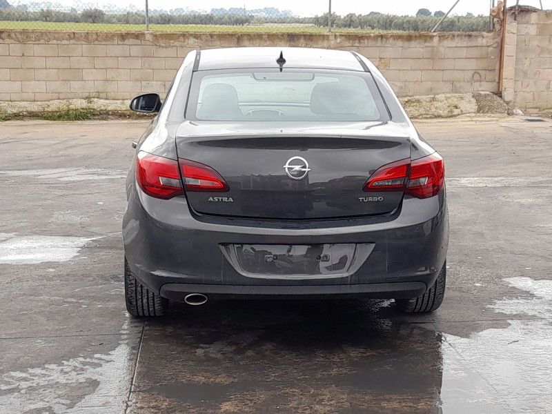 opel astra j sedán del año 2014