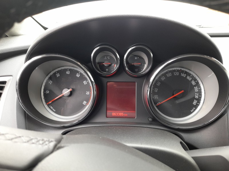 opel astra j sedán del año 2014