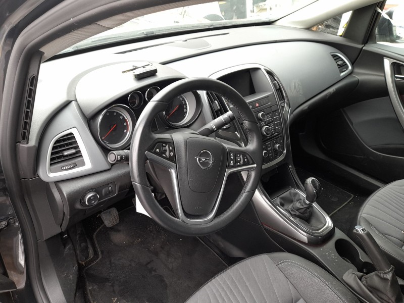 opel astra j sedán del año 2014