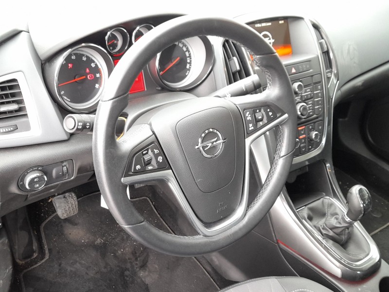 Recambio de volante para opel astra j sedán 1.4 turbo (69) referencia OEM IAM 13351039  