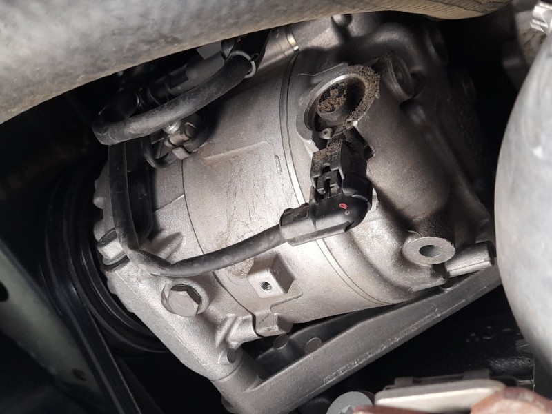 Recambio de compresor aire acondicionado para opel astra j sedán 1.4 turbo (69) referencia OEM IAM 39164667 95526827 