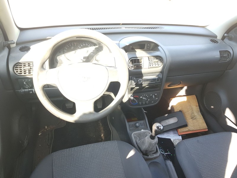 opel corsa c (x01) del año 2004
