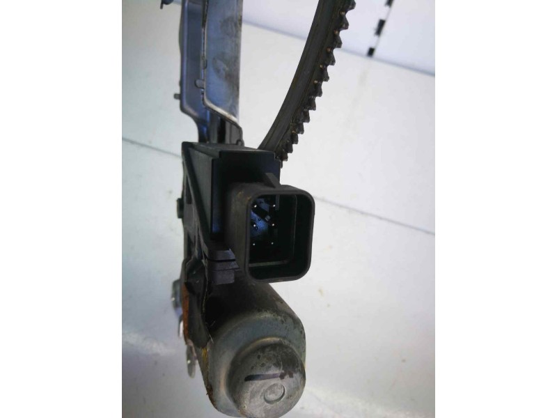 Recambio de elevalunas delantero derecho para opel corsa c 1.3 16v cdti cat (z 13 dt / ln9) referencia OEM IAM 13173073  6 PINS