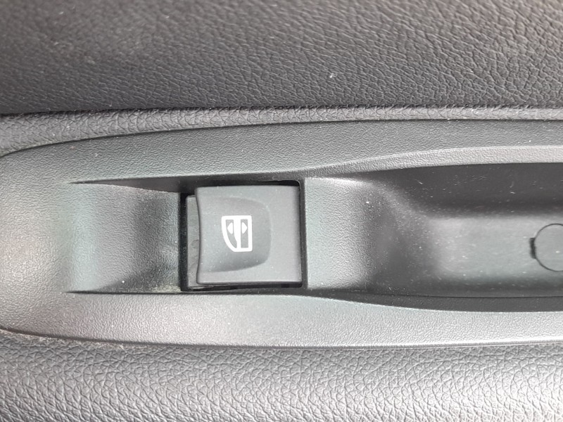 Recambio de mando elevalunas trasero derecho para renault megane iv hatchback (b9a/m/n_) 1.5 dci 110 (b9a3) referencia OEM IAM 2