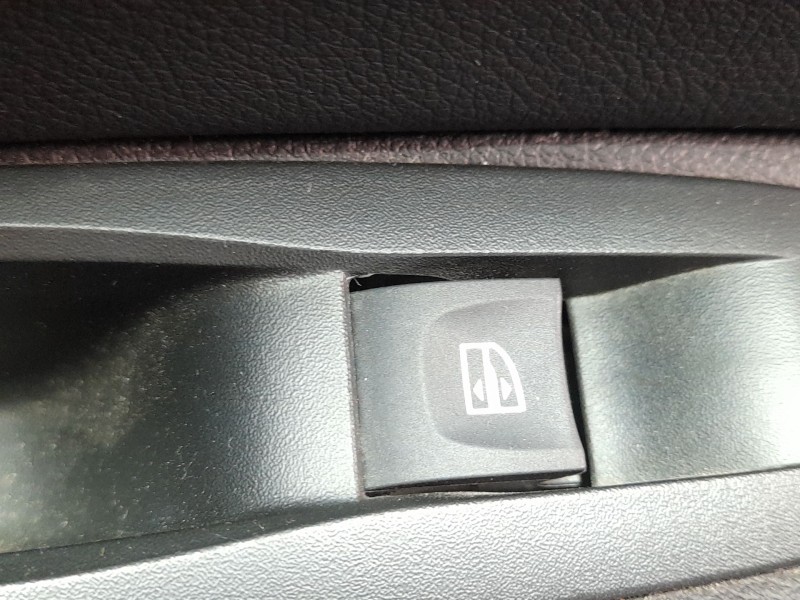 Recambio de mando elevalunas trasero izquierdo para renault megane iv hatchback (b9a/m/n_) 1.5 dci 110 (b9a3) referencia OEM IAM