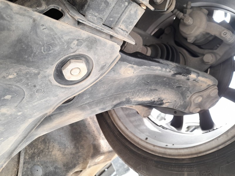 Recambio de brazo suspension inferior delantero izquierdo para renault megane iv hatchback (b9a/m/n_) 1.5 dci 110 (b9a3) referen