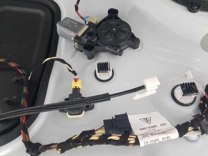 Recambio de elevalunas delantero derecho para porsche macan (95b) 3.0 s diesel referencia OEM IAM 95B837462B  