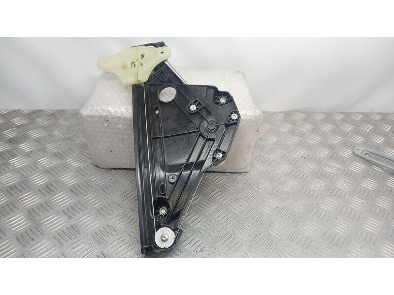 Recambio de elevalunas trasero derecho para renault clio v techno referencia OEM IAM 827209773R ELECTRICO 6 PINS 