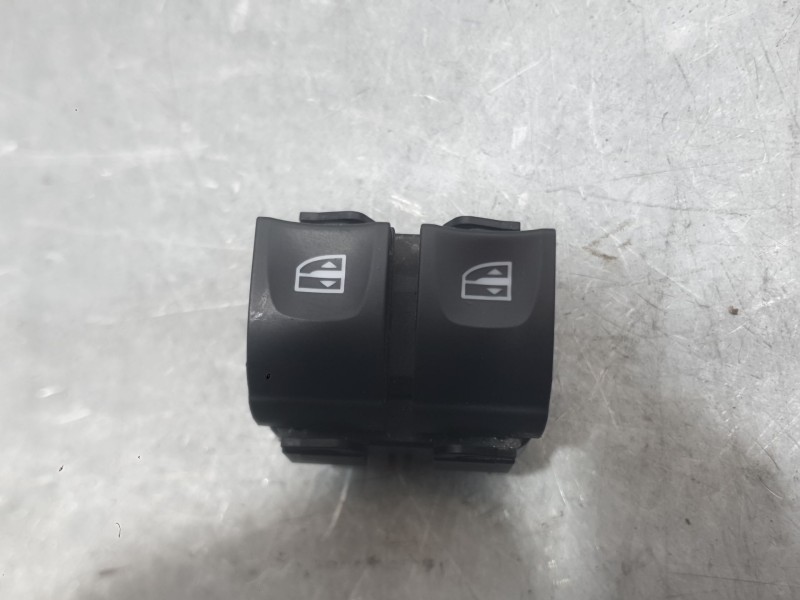 Recambio de mando elevalunas delantero izquierdo para dacia sandero iii 1.0 tce 90 referencia OEM IAM 254113300R TRASERO 2542912