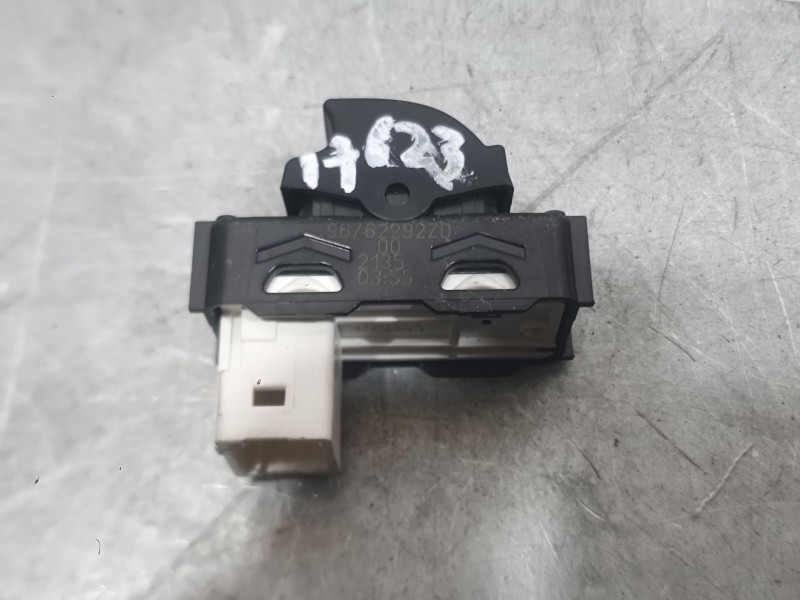 Recambio de mando elevalunas delantero derecho para citroën c3 iii (sx) 1.5 bluehdi 100 (sxyhyp, sxyhtu) referencia OEM IAM 9676