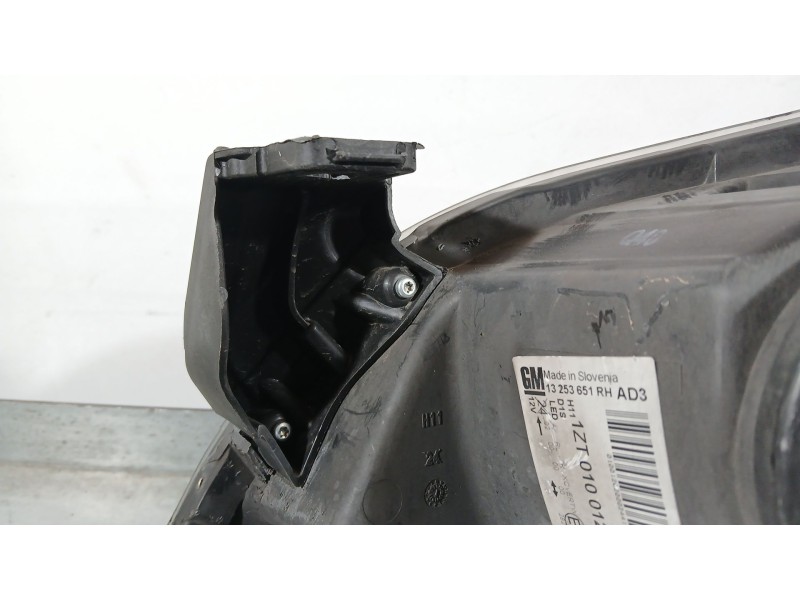 Recambio de faro derecho para opel astra j sports tourer (p10) 1.7 cdti (35) referencia OEM IAM 13253651 LLEVA KIT PATAS DE REPA