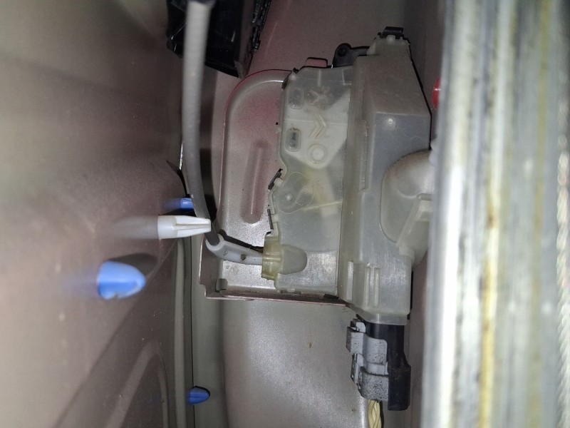 Recambio de cerradura puerta delantera derecha para citroën c4 cactus 1.2 vti 82 referencia OEM IAM 9819038480  
