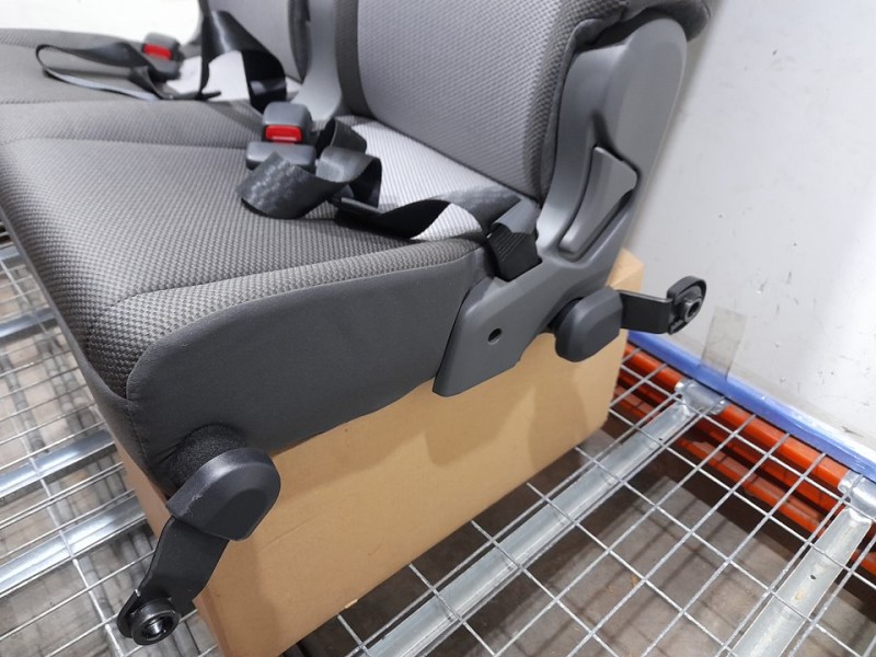 Recambio de asiento trasero izquierdo para toyota hi-ace referencia OEM IAM  RECLINABLE 3ª O 4ª FILA TOCADO