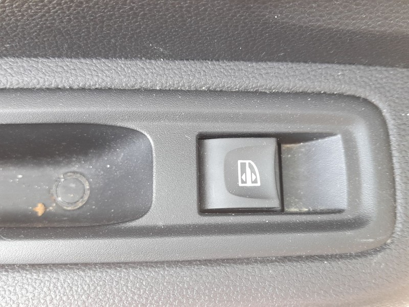 Recambio de mando elevalunas trasero izquierdo para dacia sandero iii 1.0 tce 90 referencia OEM IAM 254013145R  