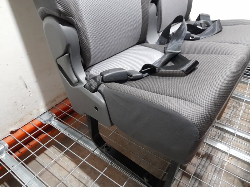 Recambio de asiento trasero izquierdo para toyota hi-ace referencia OEM IAM  RECLINABLE 3ª O 4ª FILA TOCADO