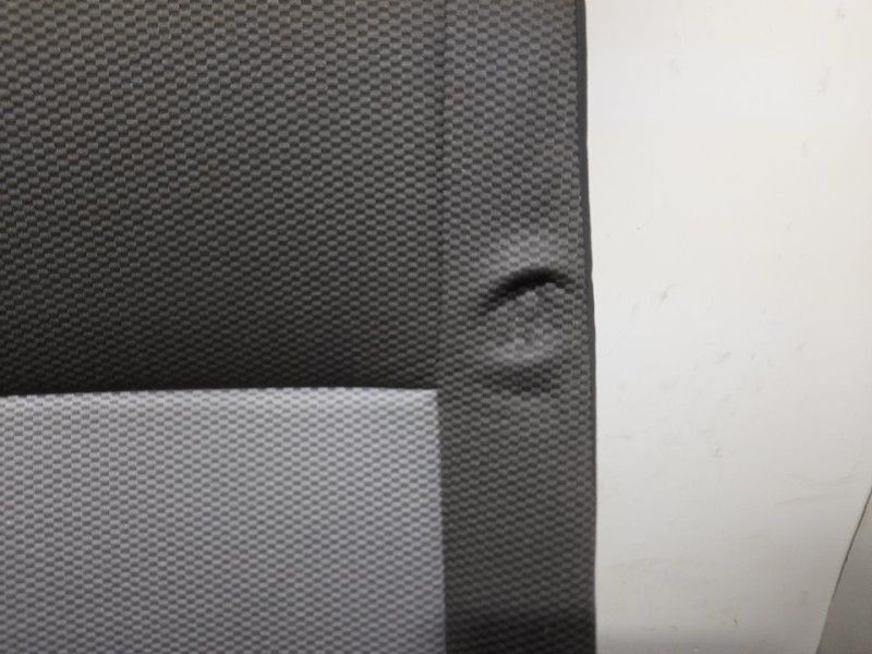 Recambio de asiento trasero izquierdo para toyota hi-ace referencia OEM IAM  RECLINABLE 3ª O 4ª FILA TOCADO