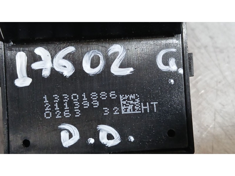 Recambio de mando elevalunas delantero derecho para opel astra j sports tourer (p10) 1.7 cdti (35) referencia OEM IAM 13301886  