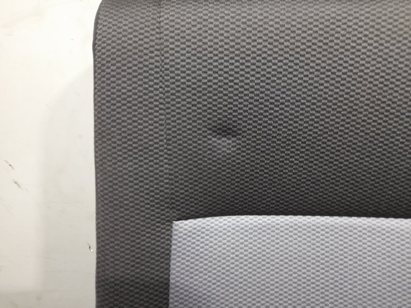 Recambio de asiento trasero izquierdo para toyota hi-ace referencia OEM IAM  RECLINABLE 3ª O 4ª FILA TOCADO