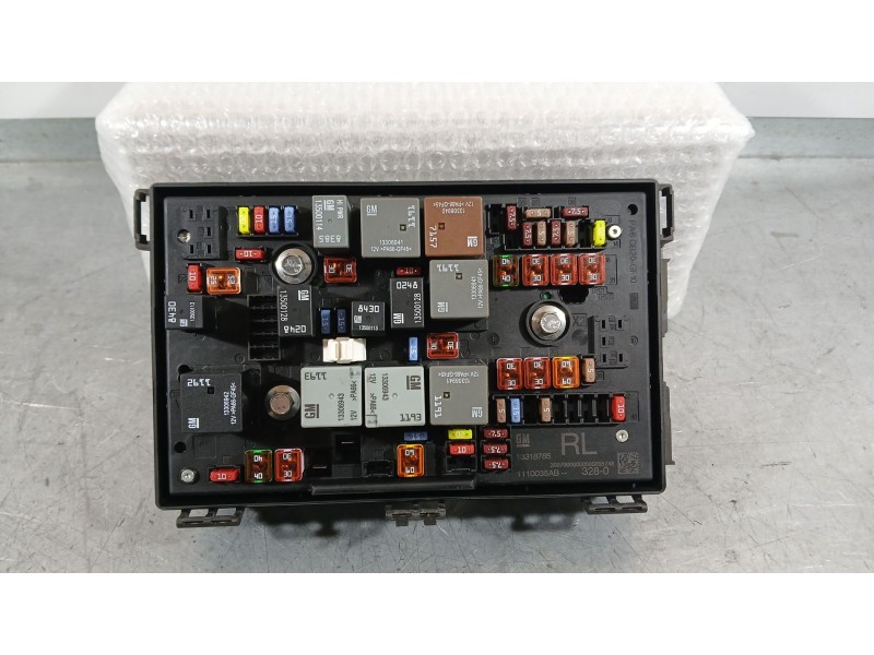 Recambio de caja reles / fusibles para opel astra j sports tourer (p10) 1.7 cdti (35) referencia OEM IAM 13318785  1110035AB