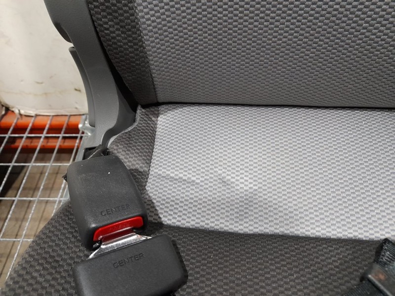 Recambio de asiento trasero izquierdo para toyota hi-ace referencia OEM IAM  RECLINABLE 3ª O 4ª FILA TOCADO