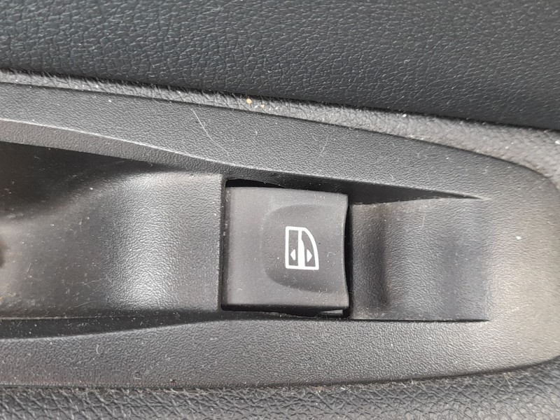 Recambio de mando elevalunas trasero izquierdo para renault megane iv hatchback (b9a/m/n_) 1.5 dci 110 (b9a3) referencia OEM IAM