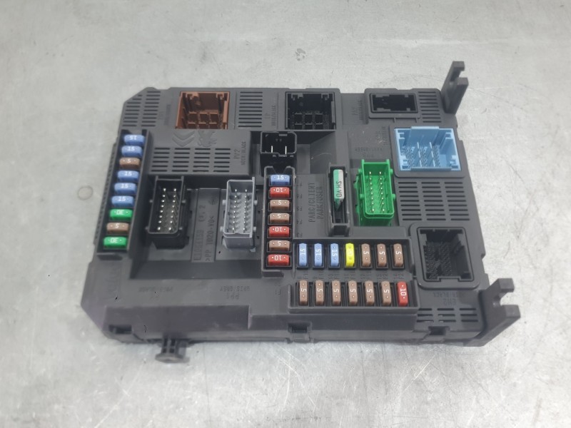 Recambio de caja reles / fusibles para citroën c4 cactus 1.2 vti 82 referencia OEM IAM 9807531680  