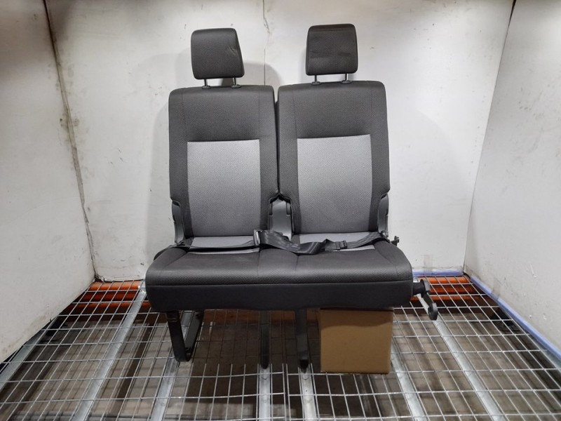 Recambio de asiento trasero izquierdo para toyota hi-ace referencia OEM IAM  RECLINABLE 3ª O 4ª FILA TOCADO