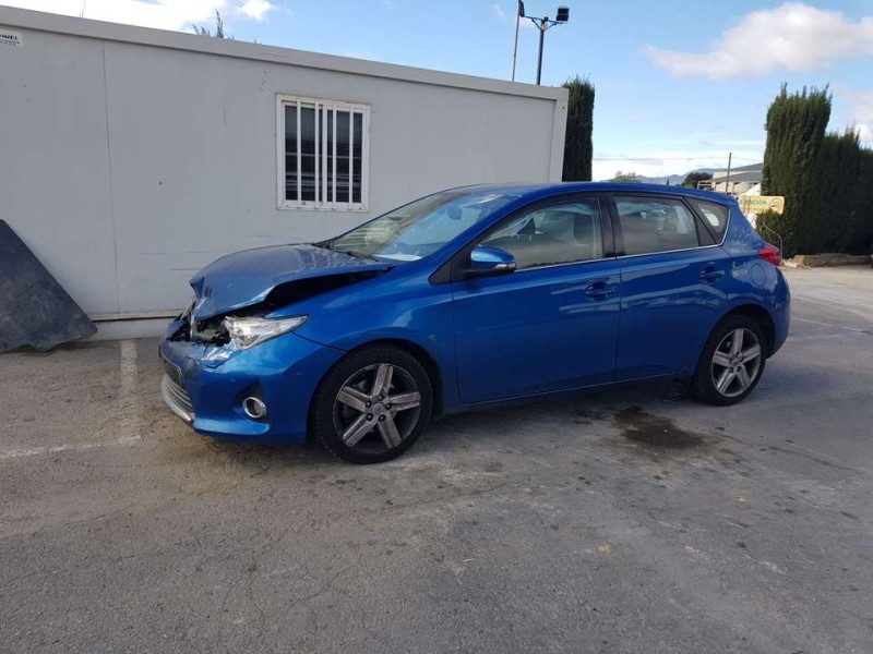toyota auris del año 2013