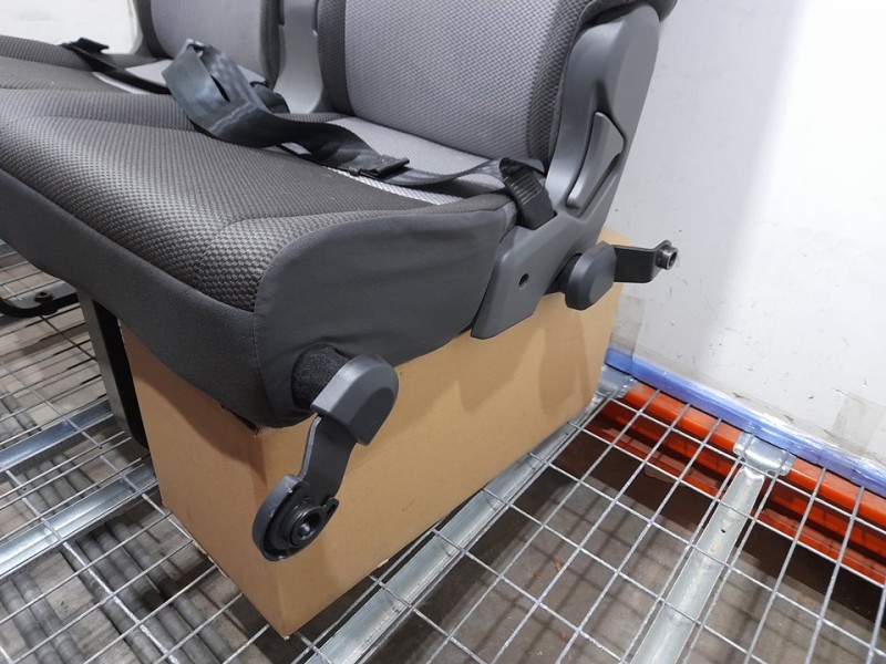 Recambio de asiento trasero izquierdo para toyota hi-ace referencia OEM IAM  RECLINABLE 3ª O 4ª FILA TOCADO
