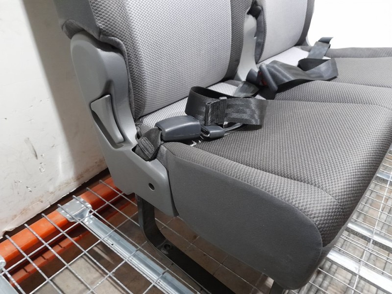 Recambio de asiento trasero izquierdo para toyota hi-ace referencia OEM IAM  RECLINABLE 3ª O 4ª FILA TOCADO